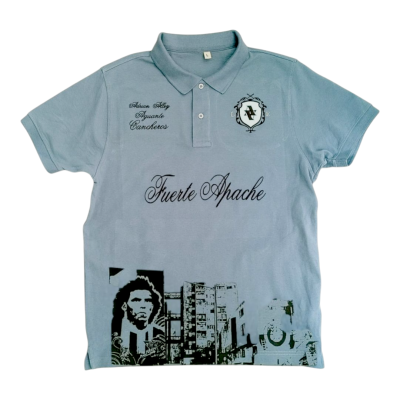 Polo Bordado Celeste "Fuerte Apache" Premium Adrian Alley...